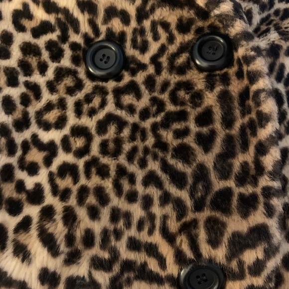 Leopard fur coat sits 3” below hip bone. Loose fit. Fits medium to large. - Picture 5 of 8